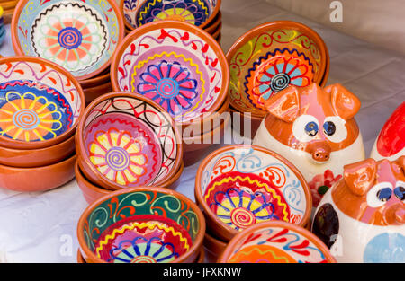 Bunte Keramik Schalen auf dem touristischen Markt auf der Plaza De La Reina in Valencia Stockfoto