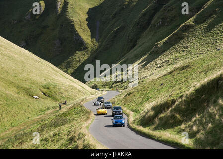 Auf der steilen und engen Straße am Winnats-Pass, Castleton, Derbyshire vorbeifahrende Autos. Stockfoto