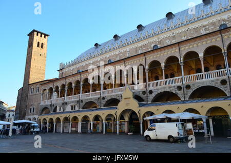 Seitenansicht des Palazzo Della Ragione von Piazza Delle Erbe in Padua, Italien Stockfoto