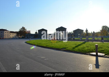 Statuen und Foro Boario am Platz Prato Della Valle in Padua, Italien Stockfoto