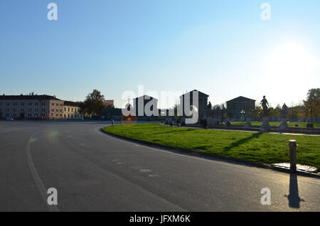 Statuen und Foro Boario am Platz Prato Della Valle in Padua, Italien Stockfoto