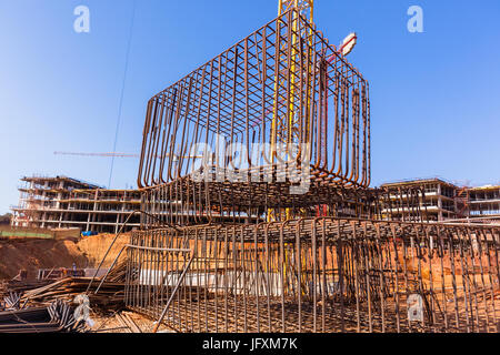 Bau Stahlrahmen Verstärkung Stäbe gebogen, um für Beton gießen zu entwerfen. Stockfoto