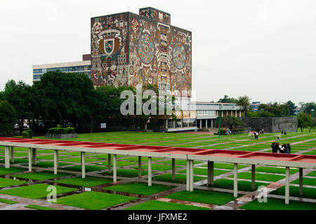 Mexiko-Stadt, Mexiko - 2011: Zentrale Bibliothek der Universidad Nacional Autonoma de Mexico (UNAM) Campus, ein UNESCO-Weltkulturerbe Stockfoto
