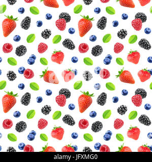 Beeren-Muster. Nahtlose Hintergrund mit Erdbeere, Brombeere, Himbeere und Heidelbeere Früchten isoliert auf weißem Hintergrund mit Beschneidungspfad Stockfoto