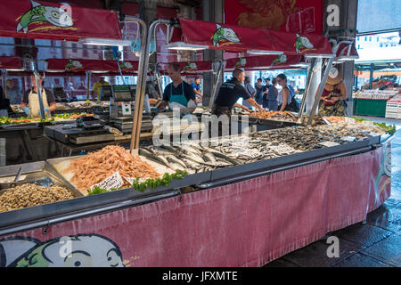 Ein Fischhändler im Mercati di Rialto oder Rialto-Markt in der Stadt Venedig, Italien Stockfoto