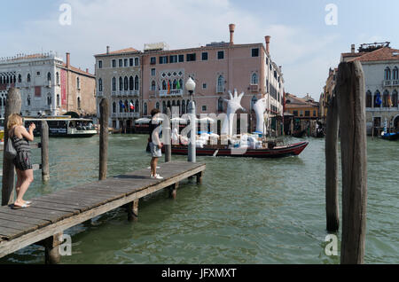 Unterstützung, ein Sulpture befindet sich auf der Seite der Ca' Sagredo Hotel in Venedig, Italien, vom Künstler Lorenzo Quinn Stockfoto