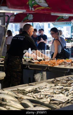 Ein Fischhändler im Mercati di Rialto oder Rialto-Markt in der Stadt Venedig, Italien Stockfoto