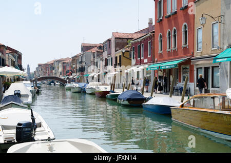 Die Wasserwege von Murano, einer Reihe von Inseln in der Lagune von Venedig, bekannt für seine Glasherstellung Stockfoto