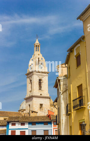 Turm der Kirche Santa Maria und bunten Häusern in Xativa, Spanien Stockfoto