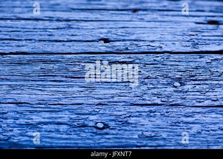 blauem Hintergrund Holz Stockfoto