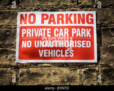 Ein No Parking Schild an einer Wand in Cambridge UK Stockfoto