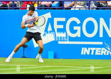 Novak Djokovic (Serbien) spielen auf dem Center Court in Devonshire Park, Eastbourne, während der aegon International 2017 Stockfoto