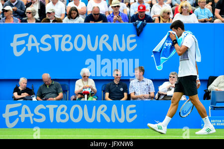 Novak Djokovic (Serbien) auf dem Center Court in Devonshire Park, Eastbourne, während der aegon Intern Stockfoto