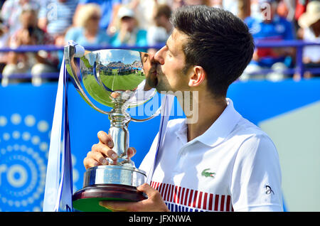 Novak Djokovic (Serbien) mit der Trophäe nach dem Sieg im Finale der Aegon International in Devonshire Park, Eastbourne, 1. Juli 2017 Stockfoto