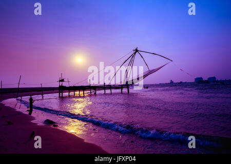 Sonnenuntergang-Szene der chinesischen Fischernetzen Kochi, Kerala. Fort Kochin, Kochi, Kerala, Südindien mit schönen gefilterte Effekt, Hipster-Stil Stockfoto