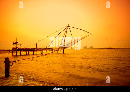 schöner Sonnenuntergang Szene des chinesischen Fischernetzen Kochi, Kerala. Fort Kochin, Kochi, Kerala, Südindien Stockfoto