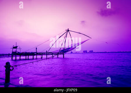 schöne Nachtaufnahme des chinesischen Fischernetzen Kochi, Kerala. Fort Kochin, Kochi, Kerala, Südindien Stockfoto