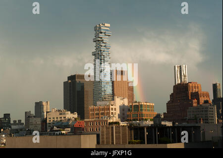 Nach einem Sturm erschien ein Regenbogen über Tribeca, ein Stadtteil in Manhattan Wolkenkratzer bei 56 Leonard St dominiert. Stockfoto