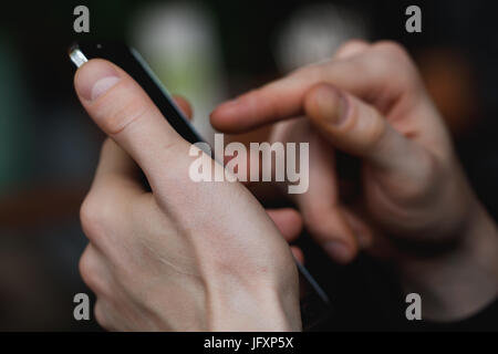 Nahaufnahme von mans Hände halten Handys. Makroaufnahme. Stockfoto