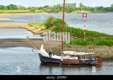 Alten Segelboot Rückkehr zum Liegeplatz am Fluss Elbe, Deutschland Stockfoto