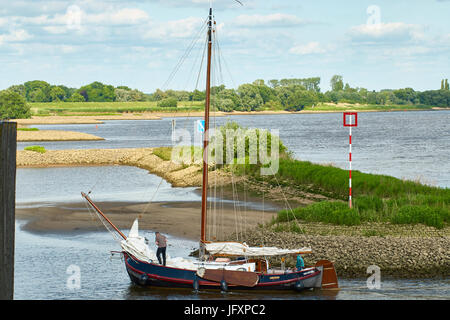 Alten Segelboot Rückkehr zum Liegeplatz am Fluss Elbe, Deutschland Stockfoto