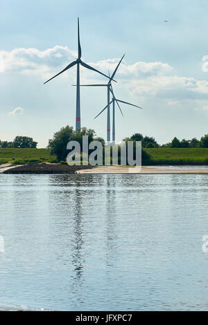 Windkraftanlagen am Fluss Elbe alternative Energiegewinnung Stockfoto