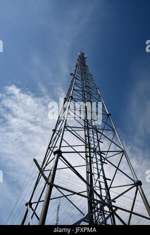 Pylon mit einer Antennen gegen den blauen Himmel, Bild aus Nordschweden. Stockfoto