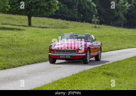 Red MG B Roadster Classic, sammelbar, mgb, Roadster, Auto, Automobil, Auto, retro, Transport, Fahrzeug, vintage, antik, Chrom, alt, Glanz, Transport, Design, Stil, klassisch, Luxus, Modell, rot, restaurierte Oldtimer Ankunft für die Mark Woodward Event in Leighton Hall, Carnforth, Großbritannien Stockfoto