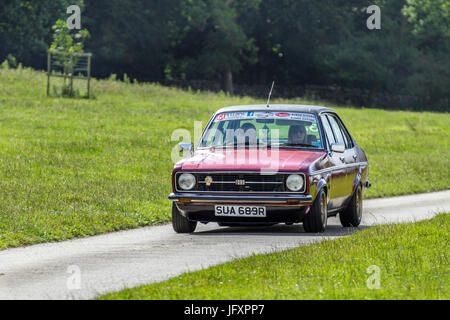 1976 70s SEVENTIES Ford Escort 1600 Ghia Auto; Classic, 70s Sammlerstücke restaurierte Oldtimer, die zum Mark Woodward Event in der Leighton Hall, Carnforth, Großbritannien, eintreffen Stockfoto