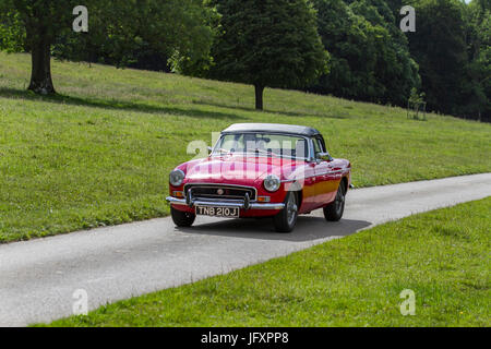 2015 British MG B MGB Roadster Classic, Sammlerstück, mgb, Roadster, Auto, Automobil, Auto, Retro, Transport, Fahrzeug, Vintage, antik, chrom, alt, Glanz, Transport, Design, Stil, klassisch, Luxus, Modell, rot, restaurierte Oldtimer, die zum Mark Woodward Event in Leighton Hall, Carnforth, Großbritannien, eintreffen Stockfoto