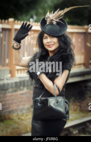 Dame im Vintage Kleidung am Severn Valley Railway "Zurück in den 1940er Jahren" Event Juni 2017 Stockfoto