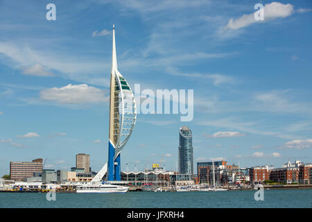 Emirates Tower und Gunwharf Quays Portsmouth von Gosport gesehen, Stockfoto