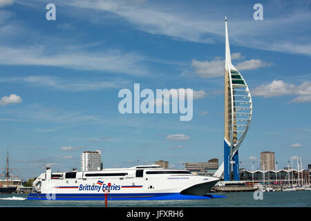 Brittany Ferries Normandie Express Portsmouth Hafen verlassen. Die Emirates Tower und Gunwarf im Hintergrund. Stockfoto