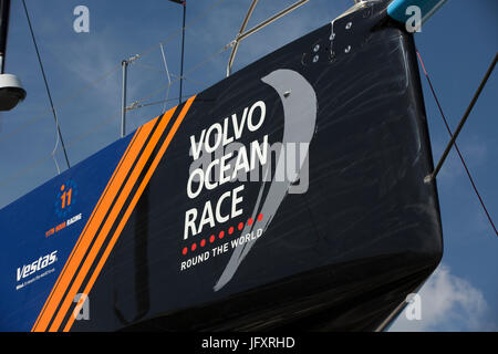 Logo für das Volvo Ocean Race auf dem Bug eines Katamarans. Stockfoto