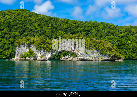 Felsbogen in der Rock-Inseln, Palau, Central Pacific Stockfoto