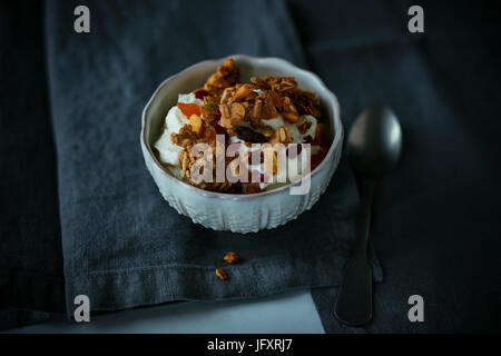 hausgemachtem Müsli mit Joghurt Stockfoto