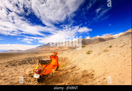 Verlassene Roller in der Nähe von Pangong Tso See in Ladakh, Kaschmir, Indien Stockfoto