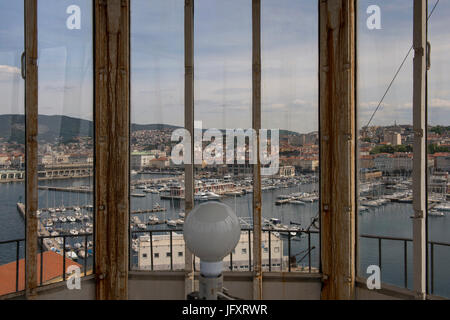 Luftaufnahme über Triest und seinen Hafen vom Laternenraum des alten Leuchtturms "Lanterna" gesehen. Triest, Friaul-Julisch Venetien, Italien Stockfoto