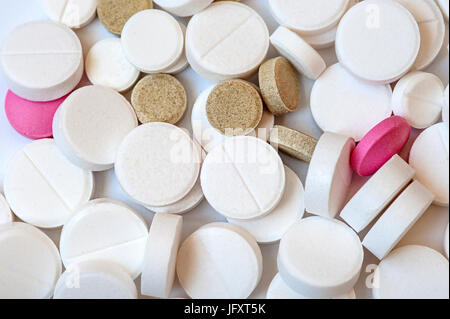Haufen von Medizin Pillen. Hintergrund aus bunten Pillen und Kapseln hergestellt Stockfoto