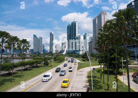 Cinta Costera mit Autos und Hochhäuser, Panama City, Panama Stockfoto