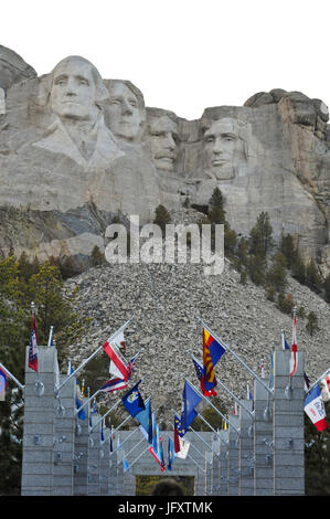 Internationale Fahnen Linie Grand View Eingang zum Mount Rushmore National Monument, wo vier ehemalige US-Präsidenten 24. März 2010 in Keystone, South Dakota in einer Granit-Felswand gehauen sind.  (Foto von Lance Cheung über Planetpix) Stockfoto