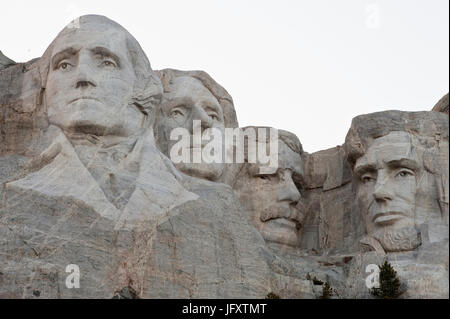 Volle Vorderansicht der vier ehemaligen US-Präsidenten geschnitzt in das Gesicht der Granit des Mount Rushmore National Monument 24. März 2010 in Keystone, South Dakota.    (Foto von Lance Cheung über Planetpix) Stockfoto