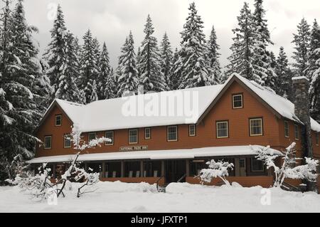 Frischer Schnee umgibt die historischen Longmire District National Park Inn während des Winters im Mount Rainier National Park 18. November 2011 in Ashford, Washington.    (Foto von NPS Foto via Planetpix) Stockfoto