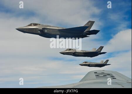 US Air Force F-35A Lightning II Stealth-Kampfflugzeuge fliegen in Formation 13. Mai 2013 vor der Küste von Florida.    (Foto: Donald R. Allen via Planetpix) Stockfoto