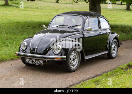 1976 70s schwarzer VW Volkswagen Beetle 1300cc Oldtimer, geschätzter Veteran, restaurierter Oldtimer, Sammlermotoren, Oldtimer-Erbe, alte Limousine. Stockfoto