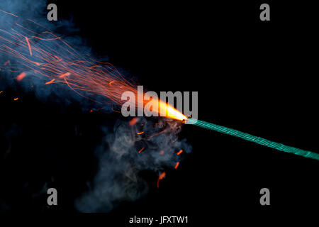 Sicherung Burneng auf schwarzem Hintergrund isoliert Stockfoto