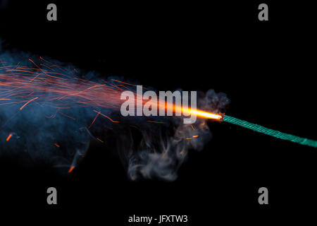 Sicherung Burneng auf schwarzem Hintergrund isoliert Stockfoto