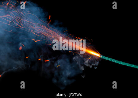 Sicherung Burneng auf schwarzem Hintergrund isoliert Stockfoto