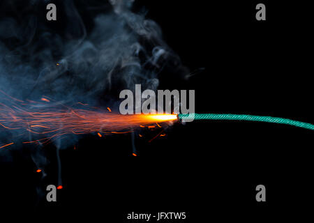 Sicherung Burneng auf schwarzem Hintergrund isoliert Stockfoto