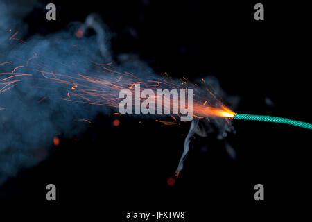 Sicherung Burneng auf schwarzem Hintergrund isoliert Stockfoto